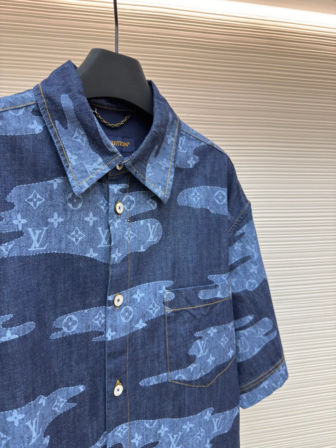 LOUIS VUITTON chambray short-sleeved shirt ●Authentic product: Purchased and developed for 13900 ●Item number: 1680265-A85 ●Fabric: Lyocell fiber denim fabric ●Technology: Made on positioning cutting machine ●Version: Fitted version ●Weight: about 385 grams ●Size: S-M-L-XL ●Description: Made of Lyocell fiber denim TR lining, positioning cutting machine, garment washing and fading, customized 1:1 pearl buttons, customized 1:1 rivets, customized 1:1 zippers, customized 1:1 leather labels, customized 1:1 trademarks. The overall wiring is straight and delicate, the fabric is comfortable and soft, and the color is consistent without color difference. It can be matched with the same style to create a fashionable look and control various occasions. Customized accessories, complete with three standards, same style for men and women!
